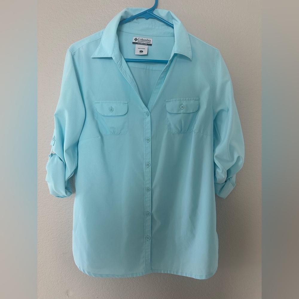 COLUMBIA SIZE L LARGE BUTTON DOWN TOP BLOUSE SHIRT ROLL TAB SLEEVES LIGHT BLUE